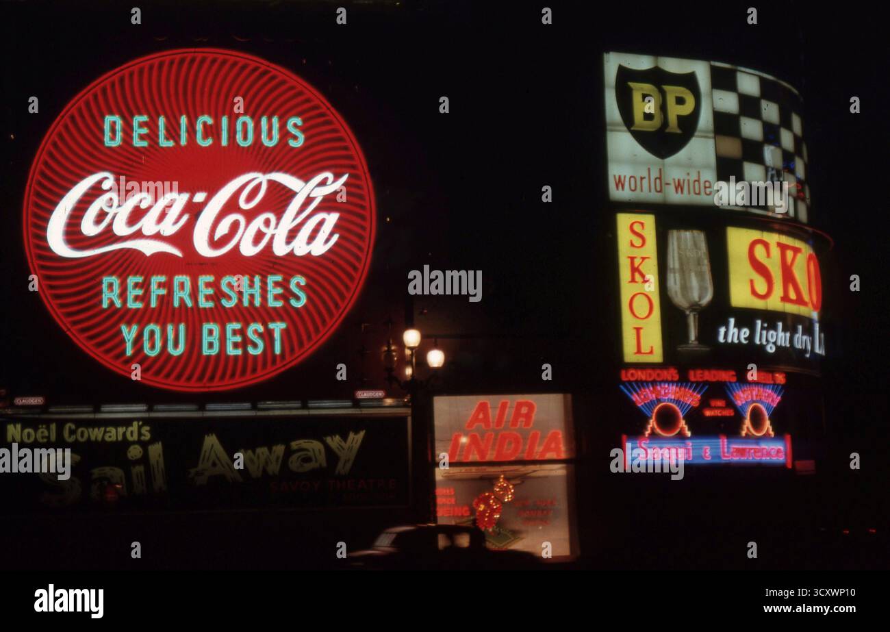 Pubblicità al neon al Piccadilly Circus di Londra nel gennaio 1963 foto dell'Henshaw Archive Foto Stock