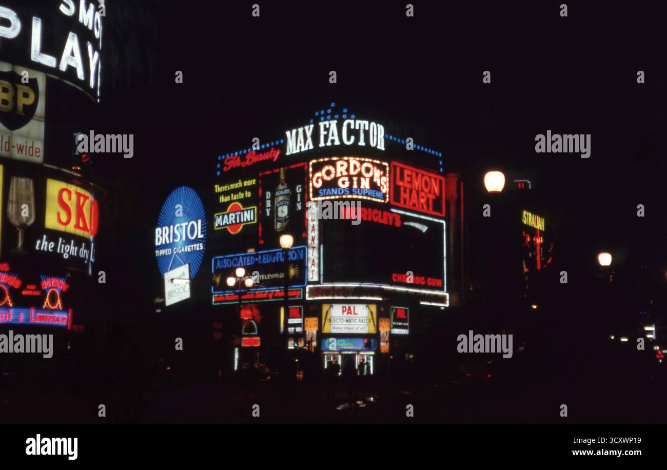 Pubblicità al neon al Piccadilly Circus di Londra nel gennaio 1963 foto dell'Henshaw Archive Foto Stock
