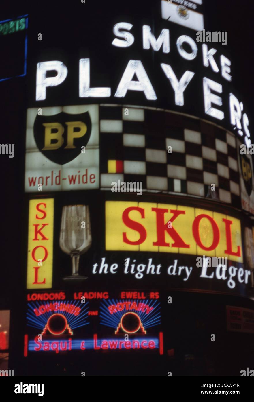 Pubblicità al neon al Piccadilly Circus di Londra nel gennaio 1963 foto dell'Henshaw Archive Foto Stock
