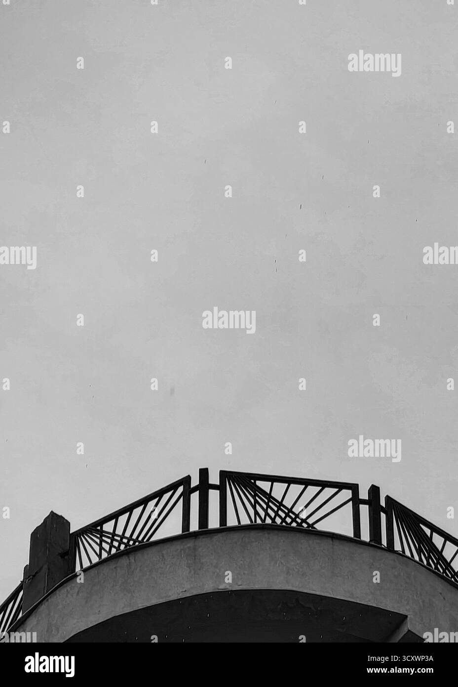 Minimalismo sul tetto. Edificio sotto il cielo coperto. Tonalità monocromatiche. Foto Stock