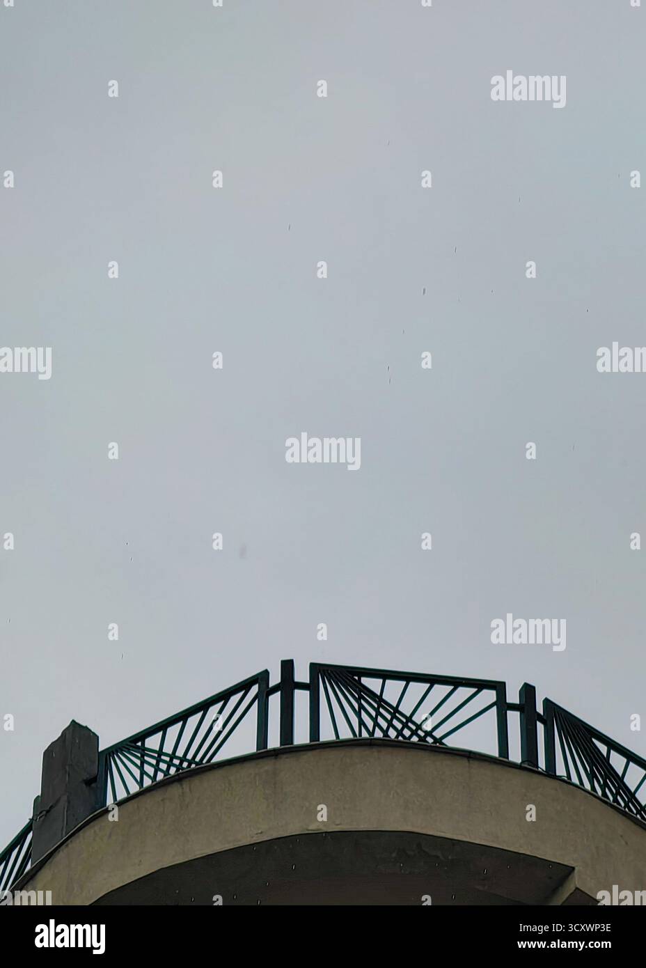 Minimalismo sul tetto. Edificio sotto il cielo coperto. Foto Stock