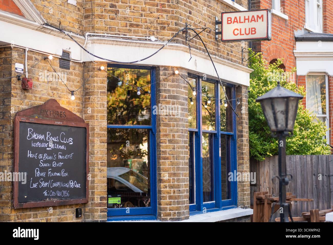 LONDRA - 30 SETTEMBRE 2025: The Balham Bowls Club - un pub, ristorante e spazio per eventi molto popolare situato a Balham, South London Foto Stock