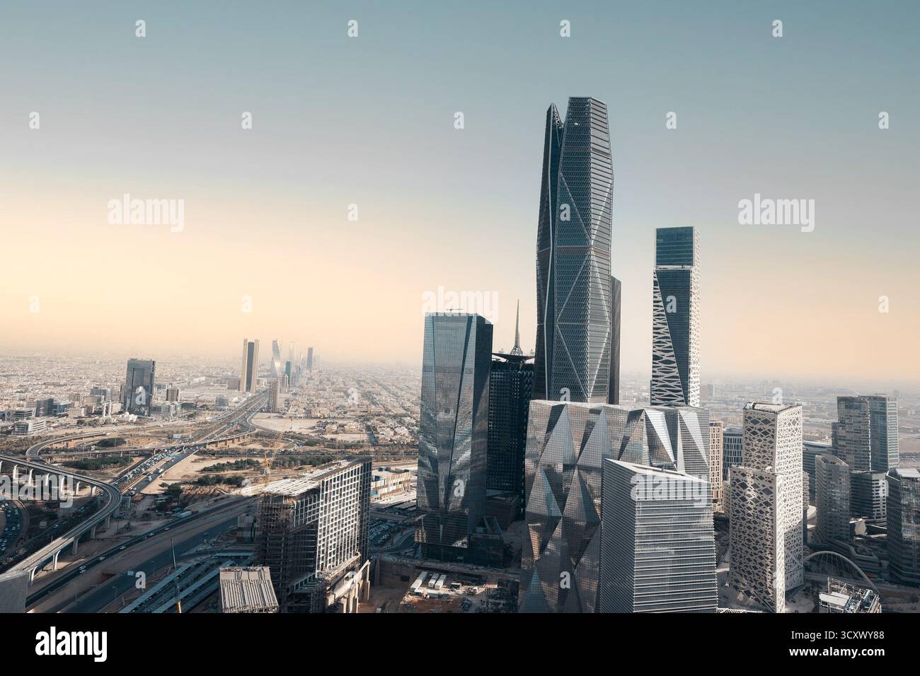 Vista aerea del quartiere finanziario di King Abdullah (KAFD) a Riyadh, Arabia Saudita, che mostra grattacieli moderni e architettura futuristica. Foto Stock