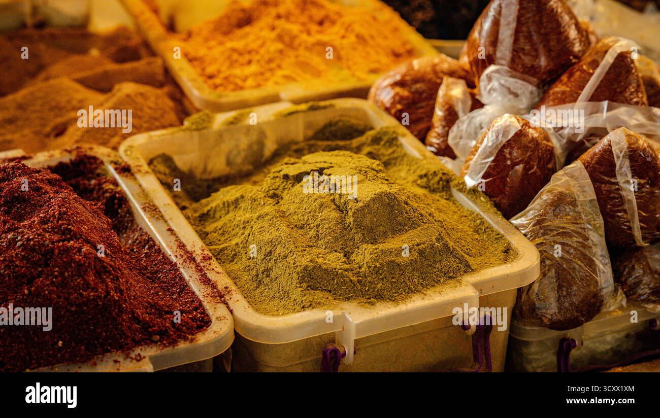 Colorato assortimento di spezie tradizionali georgiane esposte al mercato di Kutaisi, che rappresenta la cucina locale e sapori autentici. Foto di alta qualità Foto Stock