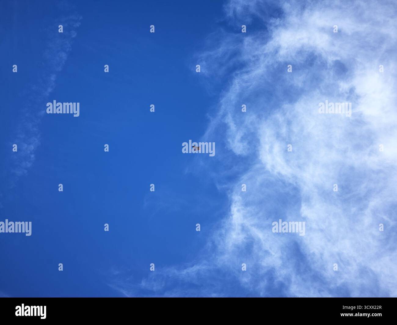 Biplanare acrobatico in posizione capovolta in alto nel cielo Foto Stock