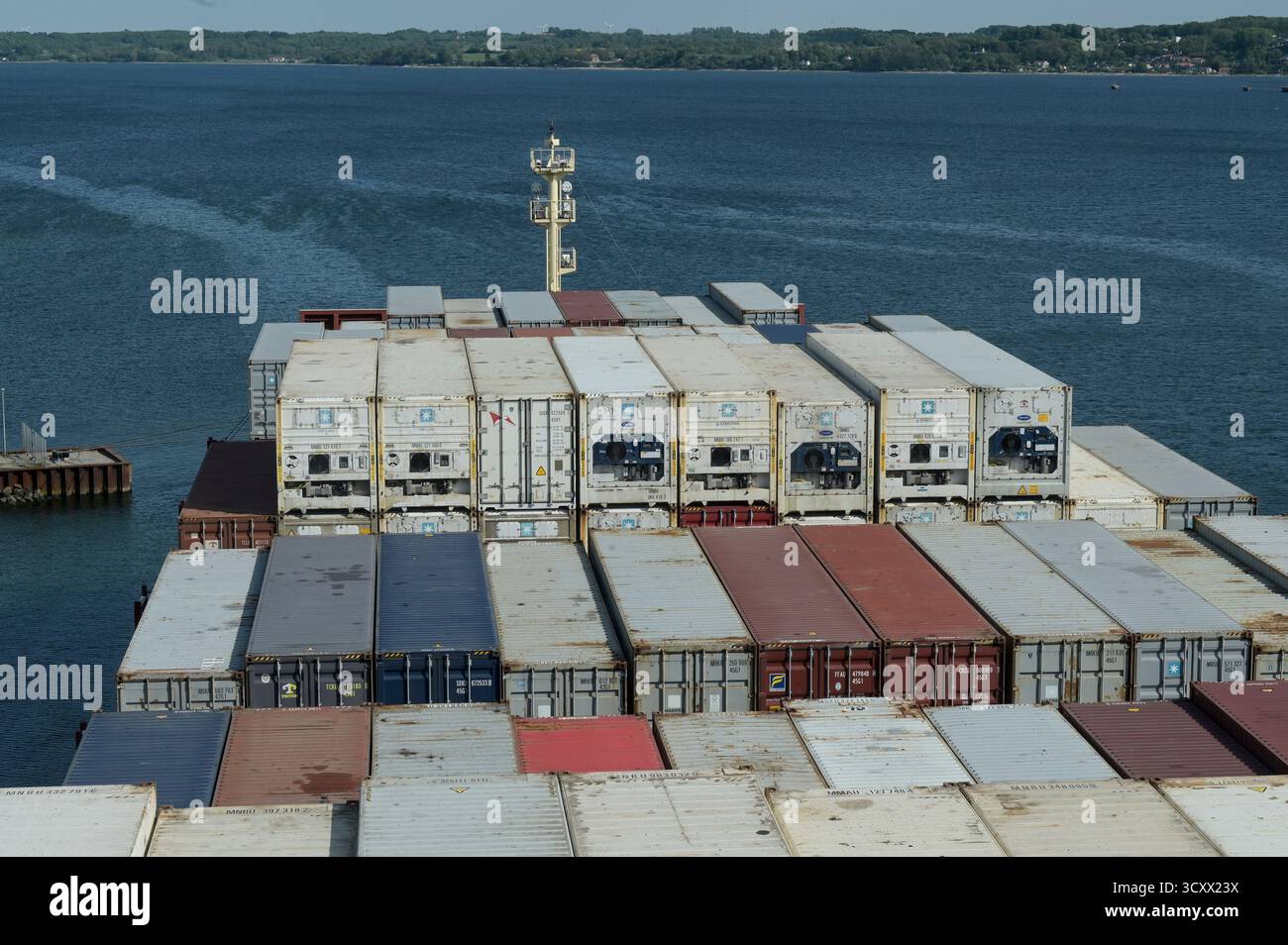 DANIMARCA, Aabenraa havn, nave portacontainer Laura Maersk con container caricato sul ponte, il motore della nave può essere alimentato con e-metanolo o diesel della nave Foto Stock