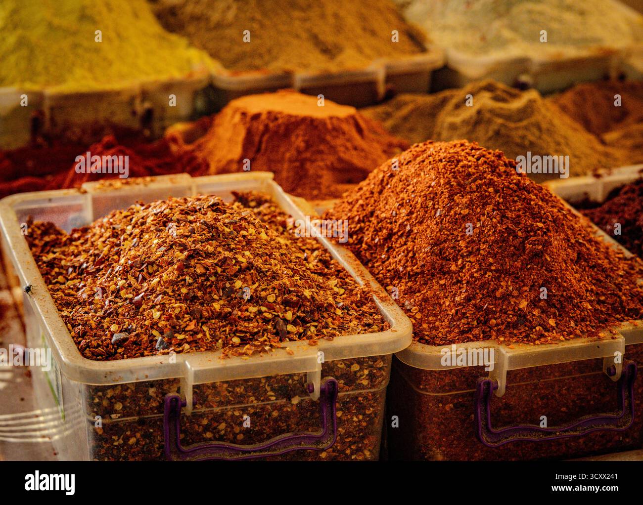 Colorato assortimento di spezie tradizionali georgiane esposte al mercato di Kutaisi, che rappresenta la cucina locale e sapori autentici. Foto di alta qualità Foto Stock