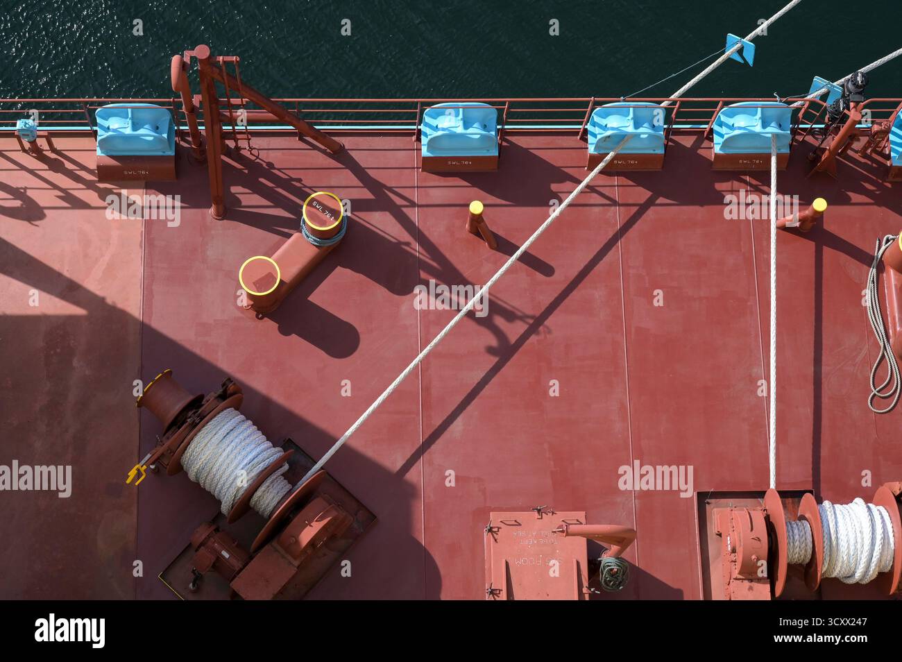 DANIMARCA, Aabenraa havn, nave portacontainer Laura Maersk, ormeggio e verricello a poppa della nave Foto Stock