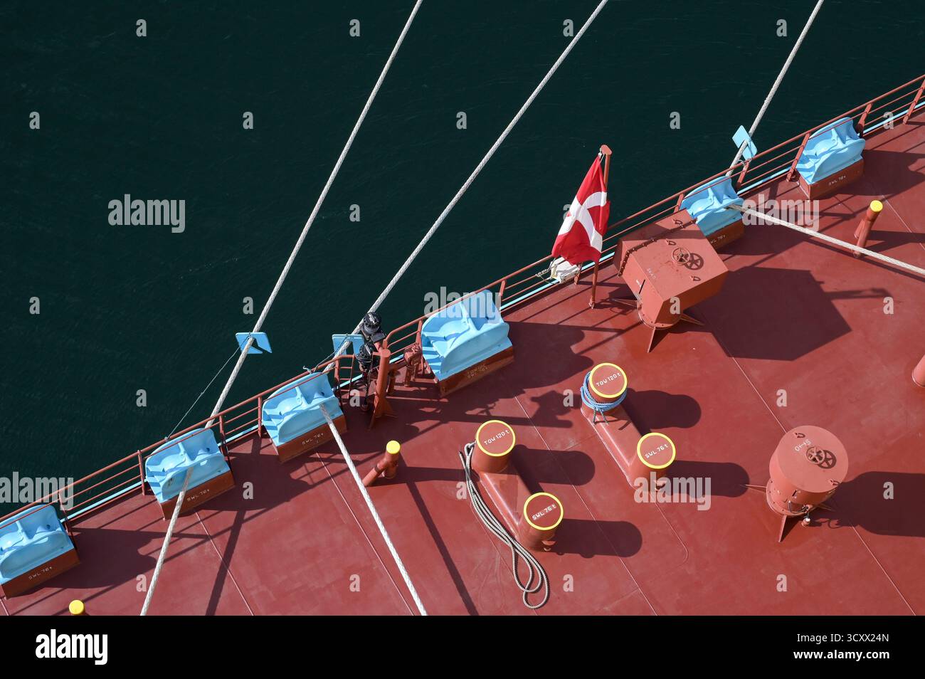 DANIMARCA, Aabenraa havn, nave container Laura Maersk, ormeggio a poppa della nave, bandiera danese Foto Stock