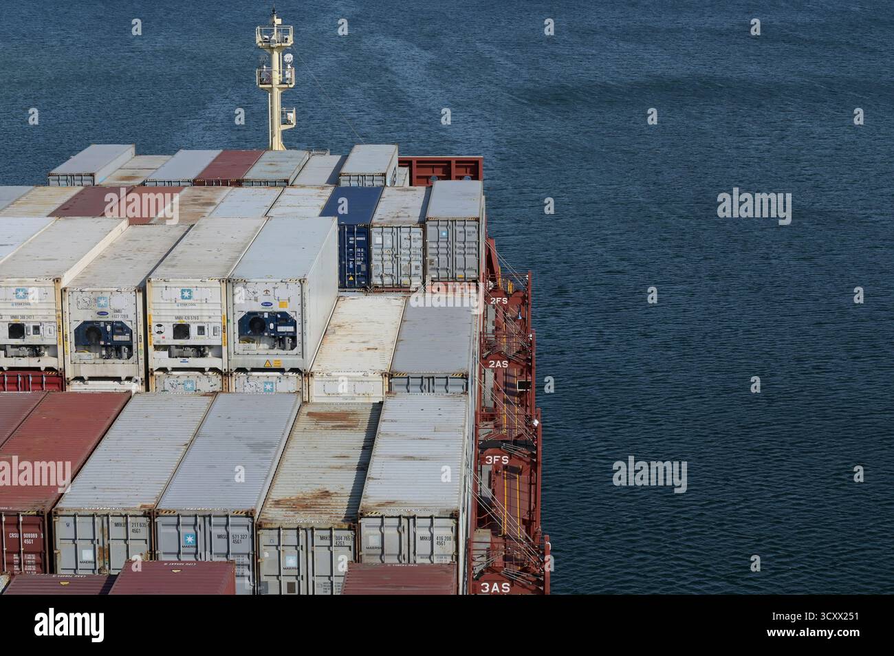 DANIMARCA, Aabenraa havn, nave portacontainer Laura Maersk con container caricato sul ponte, il motore della nave può essere alimentato con e-metanolo o diesel della nave Foto Stock