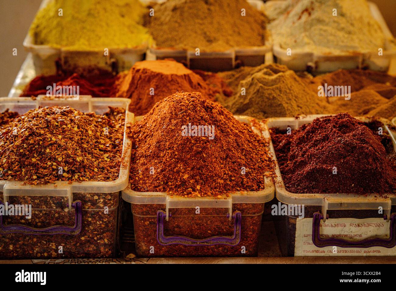 Colorato assortimento di spezie tradizionali georgiane esposte al mercato di Kutaisi, che rappresenta la cucina locale e sapori autentici. Foto di alta qualità Foto Stock