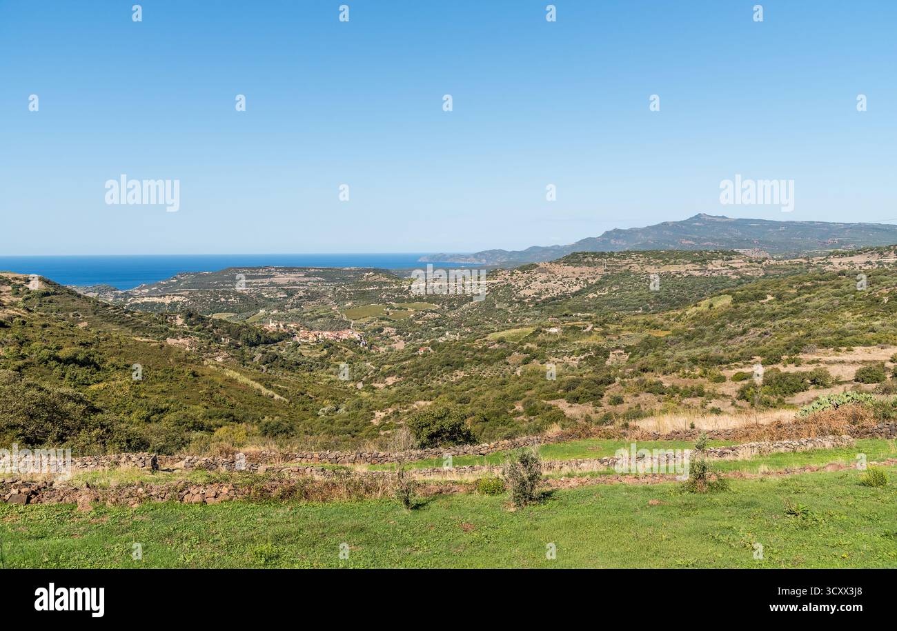 Paesaggio rurale sardo, visto dal paese di Tinnura, in provincia di Oristano. Paesaggio rurale mediterraneo con campi, colline Foto Stock