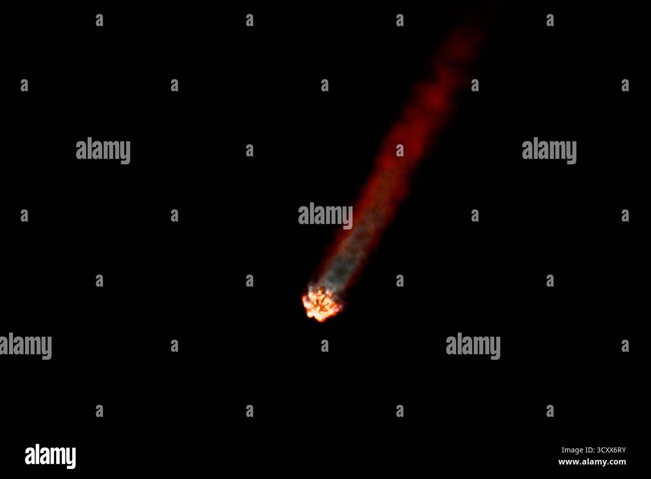 Cape Canaveral, Florida, Stati Uniti. 16 ottobre 2025. Il pennacchio di scarico del razzo Falcon 9 SpaceX cambia colore ad altitudine quando lancia 28 satelliti Starlink in missione 10-52 alle 5:27 dal Launch Complex 40 presso la Cape Canaveral Space Force Station, Florida, giovedì 16 ottobre 2025. Foto di Joe Marino/UPI credito: UPI/Alamy Live News Foto Stock