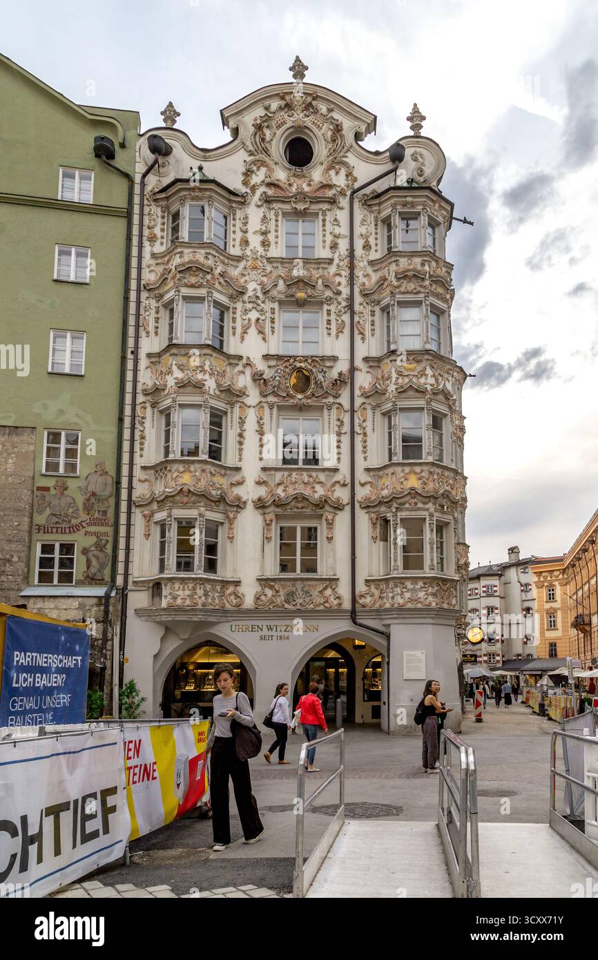 INNSBRUCK, AUSTRIA - 20 MAGGIO 2024: Questa è Helbling House, una casa medievale la cui facciata è stata ristrutturata in stile rococò nel XVIII secolo. Foto Stock