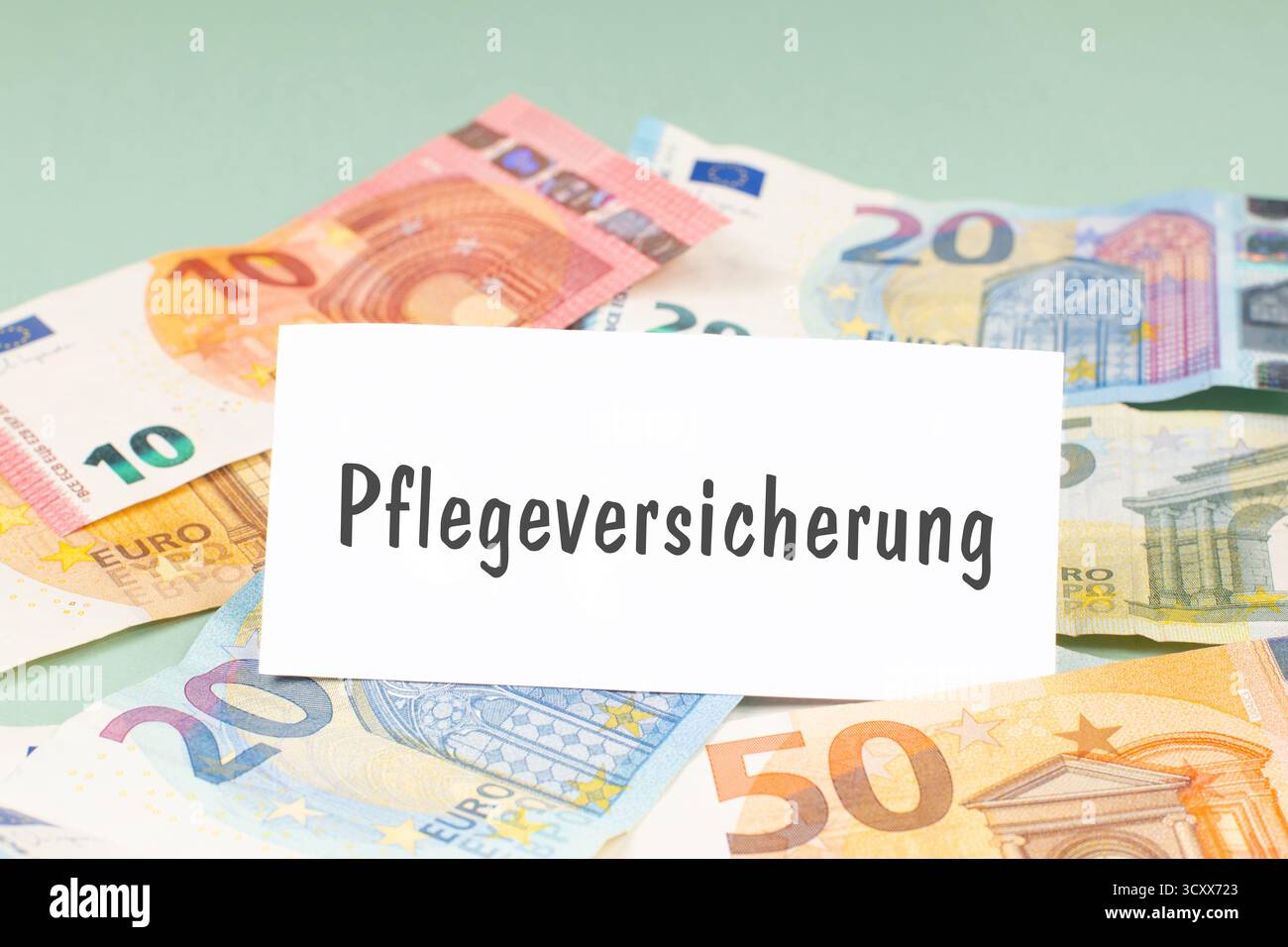 Contributi assicurativi per le cure infermieristiche, lingua tedesca, aumento dei costi per le cure mediche in vecchiaia, riforma in Germania, emissione sociale, banconote in euro Foto Stock