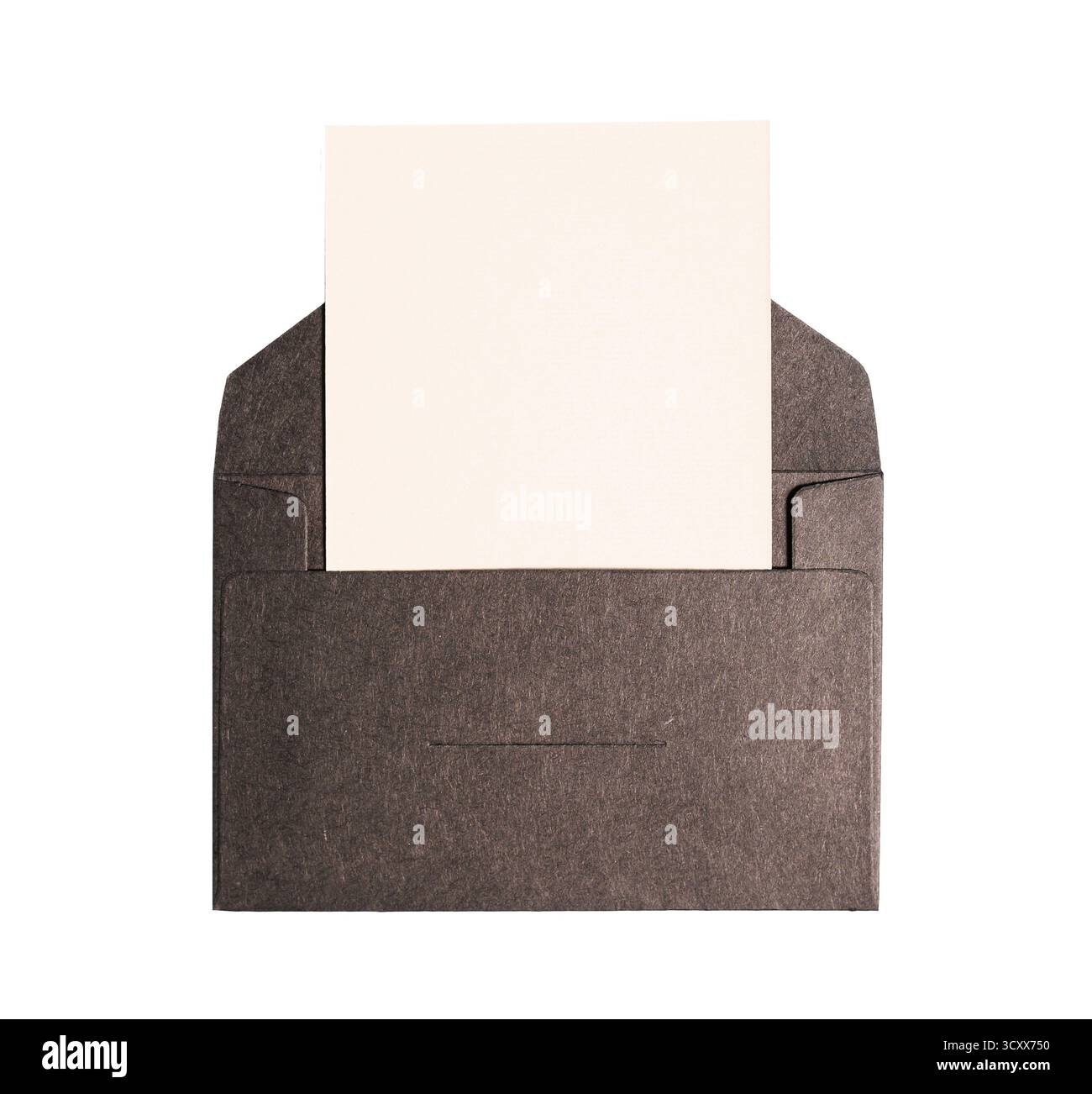 Mockup di carta bianca vuoto o biglietto d'invito estratto da una busta marrone aperta, che offre spazio per le copie. Sfondo trasparente Foto Stock