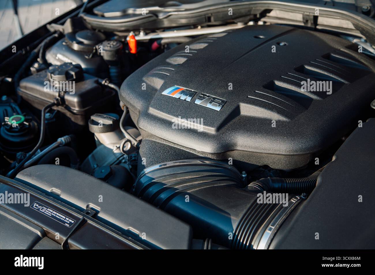 Vilnius, Lituania - 2025-09-20 - vano motore BMW con logo M Performance V8 sul coperchio del motore Foto Stock