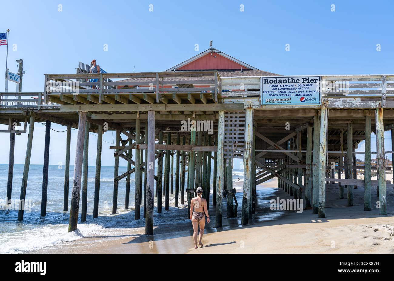 Rodanthe North Carolina - 17 luglio 2022: Rodanthe Pier House vista dalla spiaggia che guarda a sud nelle Outer Banks in North Carolina Foto Stock