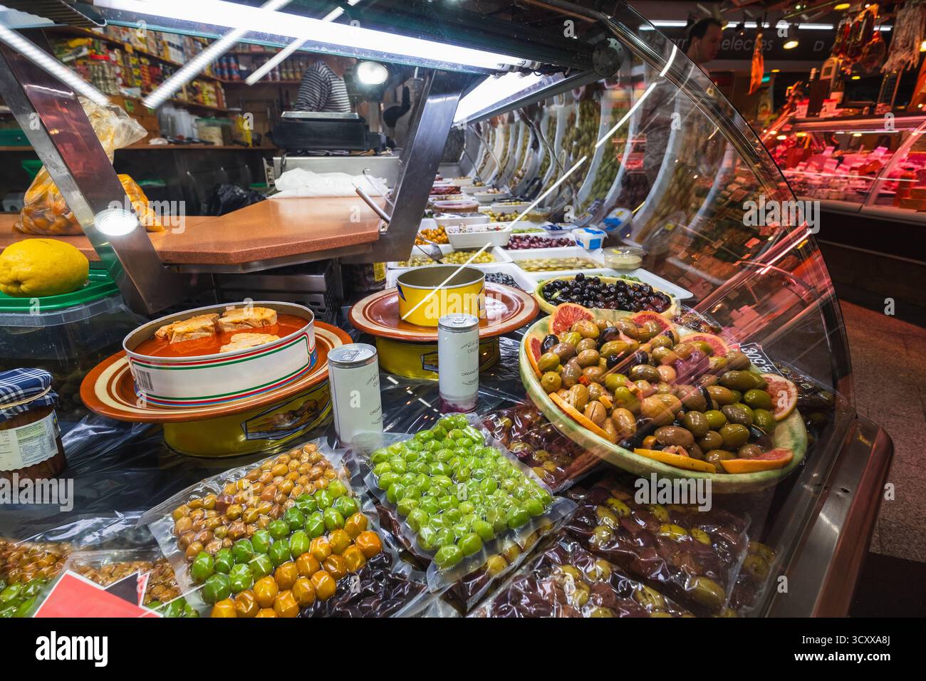 Varietà di cibi freschi e conservati in un vivace ambiente di mercato Foto Stock