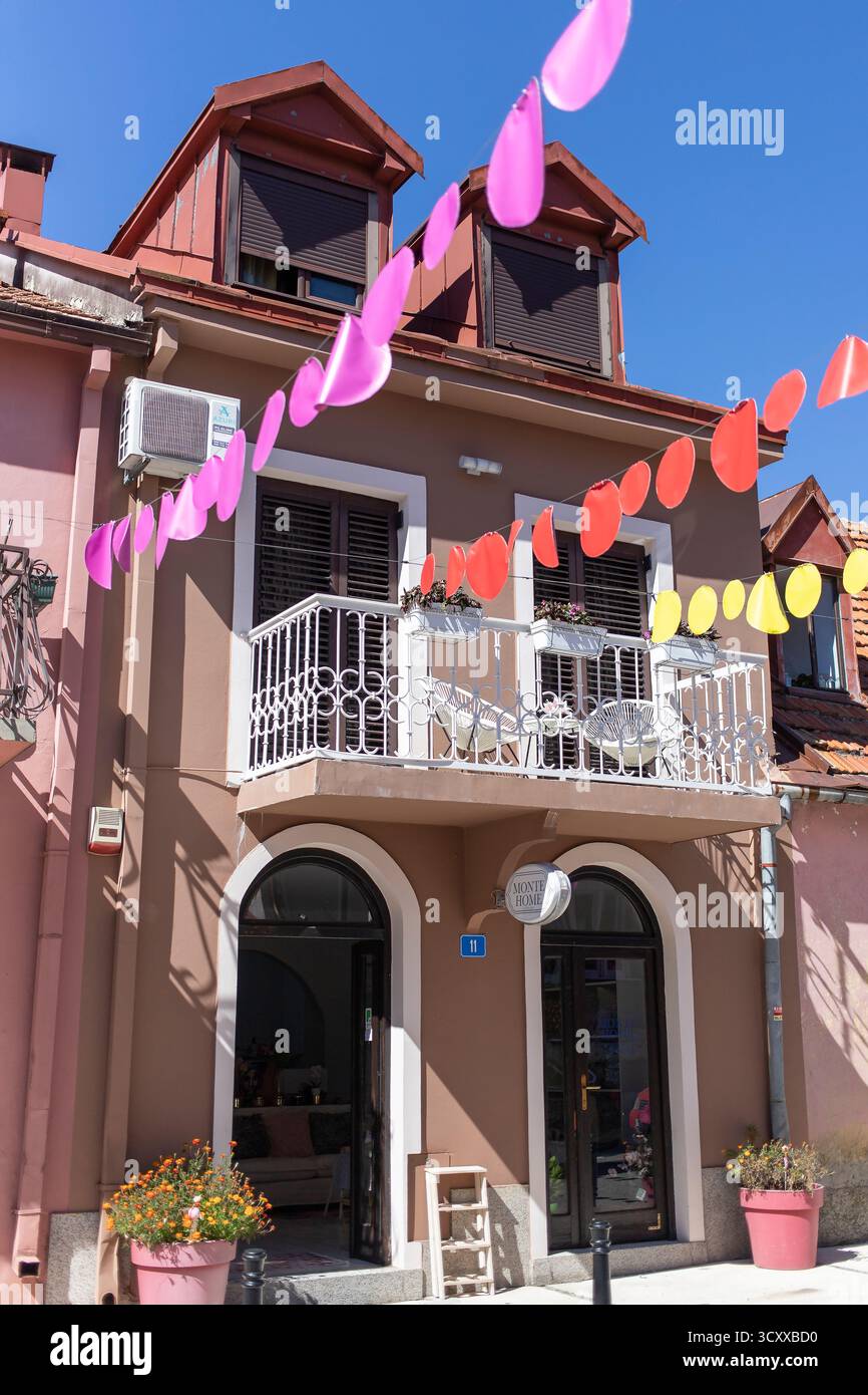 Decorazioni colorate di strada a Cetinje, Montenegro Foto Stock