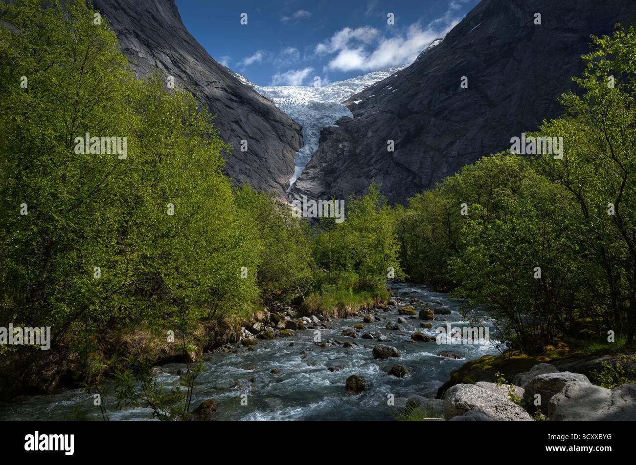 Un fiume si snoda sotto il ghiacciaio Briksdalsbreen. Foto Stock