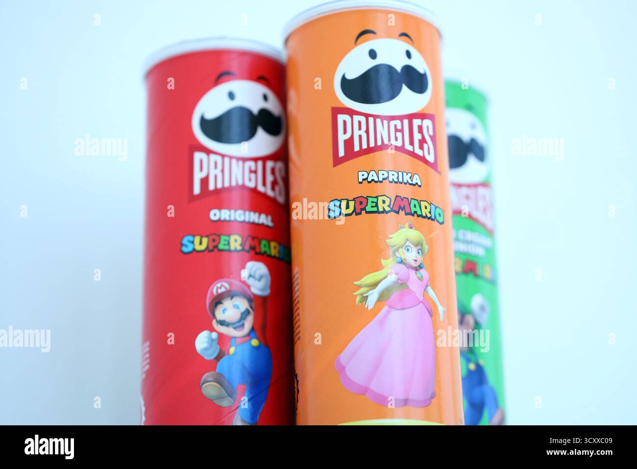 KIEV, UCRAINA - 19 APRILE 2025 Chip di Pringles in edizione limitata Close Up Tube a tema Super Mario, con grafica giocosa e branding Foto Stock