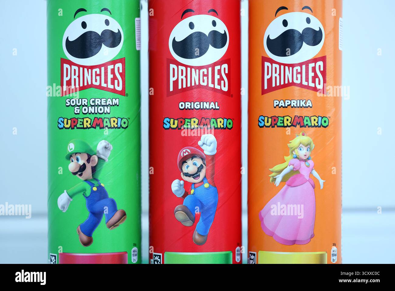 KIEV, UCRAINA - 19 APRILE 2025 Chip di Pringles in edizione limitata Close Up Tube a tema Super Mario, con grafica giocosa e branding Foto Stock
