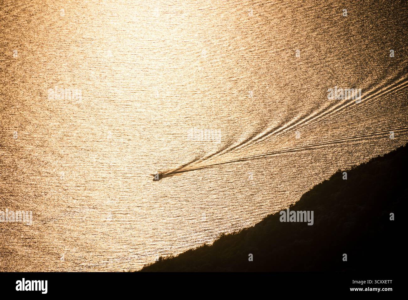 Vista aerea del motoscafo vicino all'isola di Ugljan al tramonto, Croazia Foto Stock