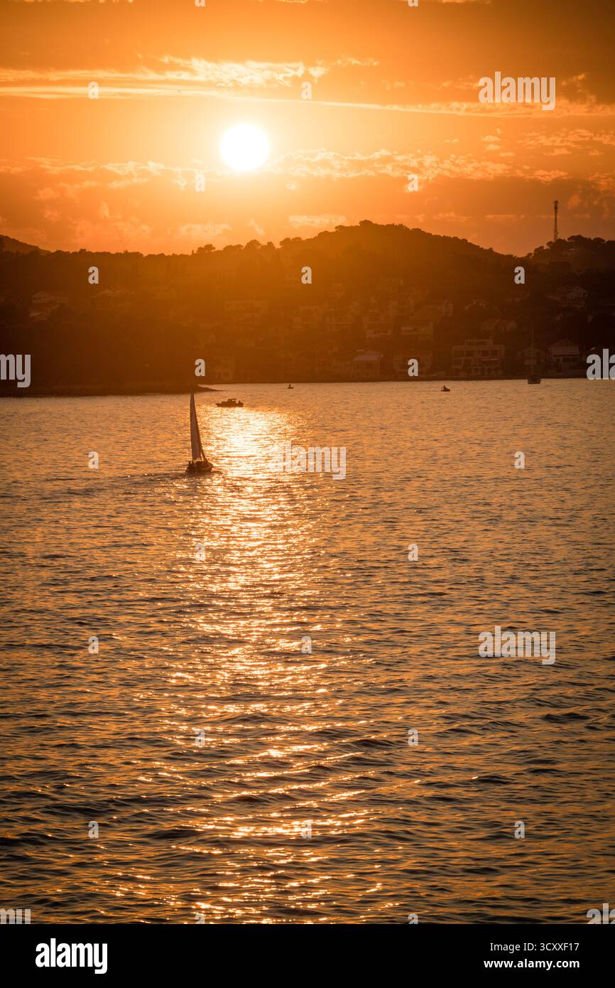 Vista aerea della barca a vela vicino all'isola di Ugljan al tramonto, Croazia Foto Stock