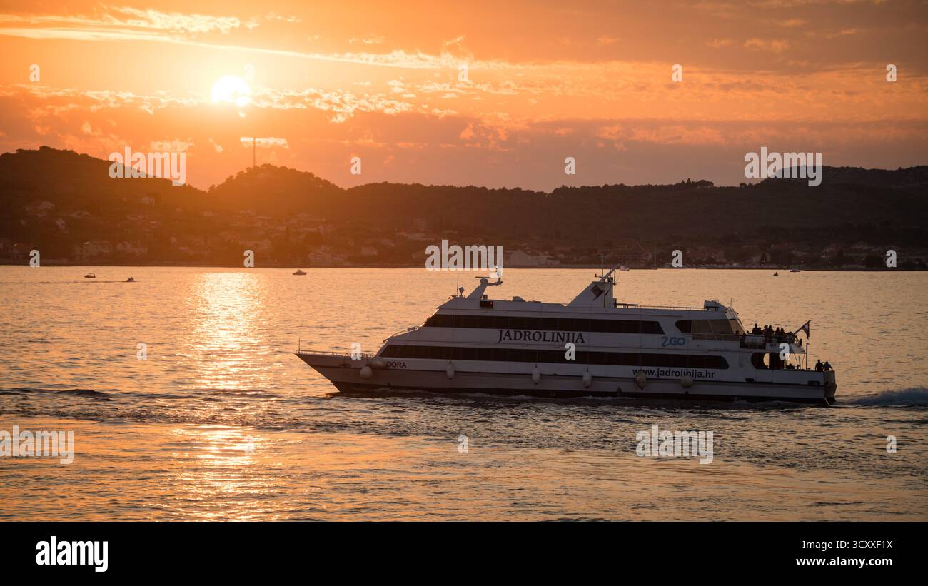 ZARA, CROAZIA - 16 agosto 2025 - Vista aerea del traghetto passeggeri tra l'isola di Ugljan e Zara, Dalmazia al tramonto, Croazia Foto Stock