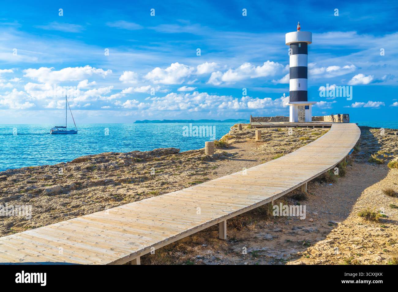 Vista sul faro di Colonia de Sant Jordi, l'isola di Maiorca in Spagna Foto Stock
