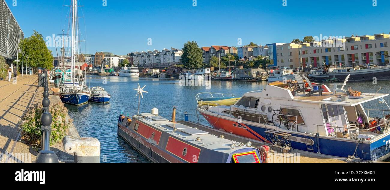 Bristol, Avon, Inghilterra, Regno Unito - 25 aprile 2025: Vista panoramica delle barche ormeggiate nell'area rigenerata dei moli di Bristol City - Immagine stock catturata con smartphone