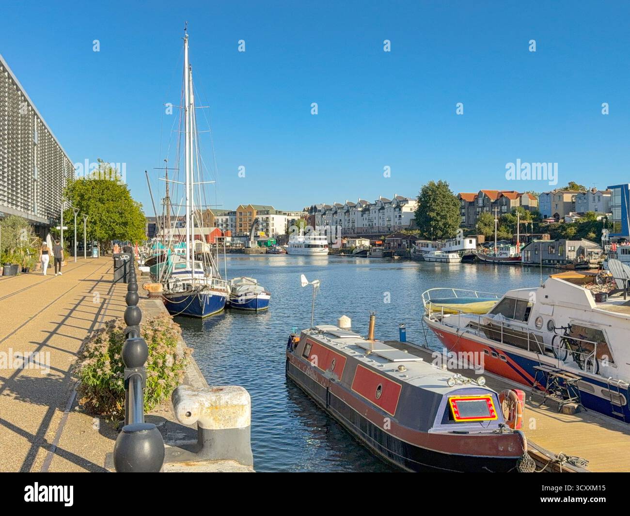 Bristol, Avon, Inghilterra, Regno Unito - 25 aprile 2025: Vista panoramica delle barche ormeggiate nell'area rigenerata dei moli di Bristol City - Immagine stock catturata con smartphone