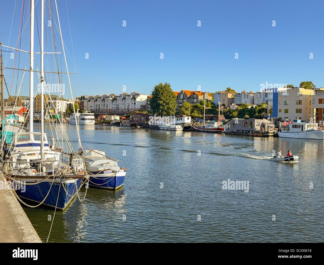 Bristol, Avon, Inghilterra, Regno Unito - 25 aprile 2025: Vista panoramica delle barche ormeggiate nell'area rigenerata dei moli di Bristol City - Immagine stock catturata con smartphone