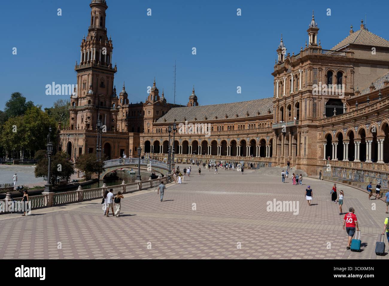 Dettaglio dell'architettura monumentale di Plaza de España a Siviglia, Spagna. Edificio semi-circolare in stile rinascimentale con archi, colonne e oggetti tipici Foto Stock