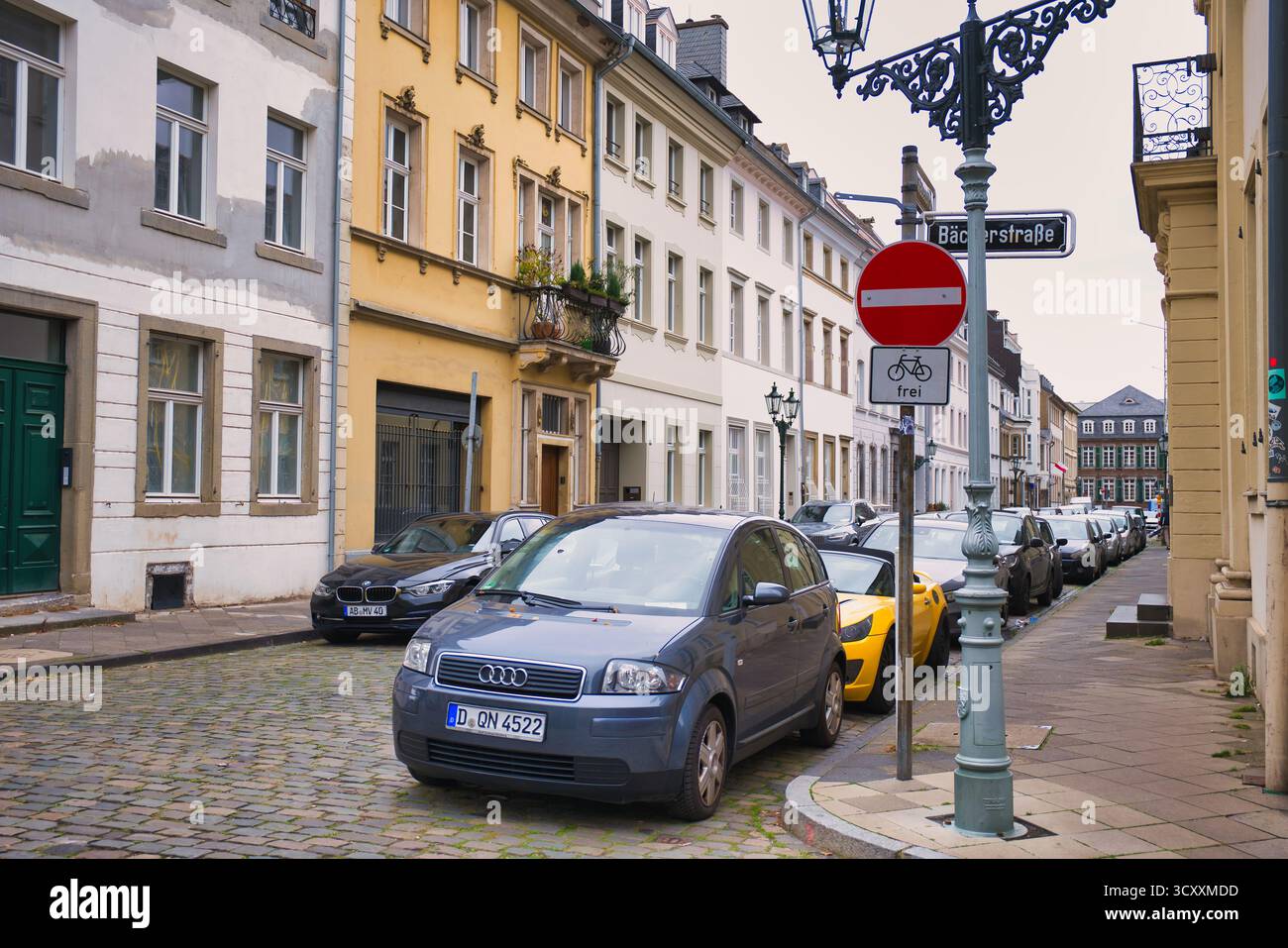 Strada acciottolata nella città vecchia con cartello di divieto di ingresso e pista ciclabile su Bäckerstraße, nella storica Düsseldorf, Germania Foto Stock