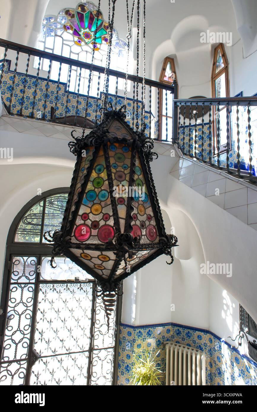 Vestibulo de la Torre de Bellesguard. Escalera modernista. Barcellona. Autore: ANTONI GAUDI. Foto Stock