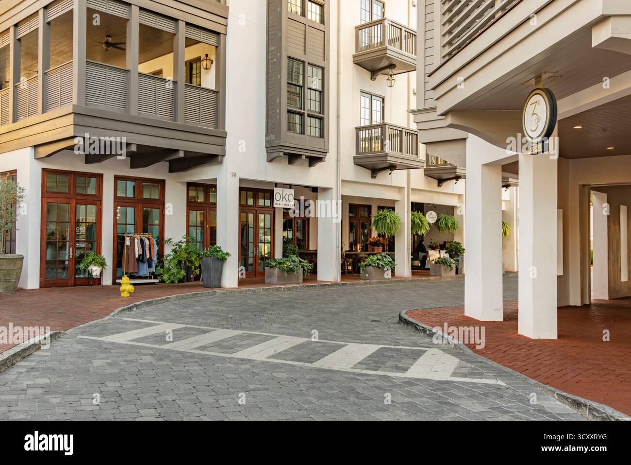 edifici lungo la strada del municipio a rosemary beach, florida Foto Stock