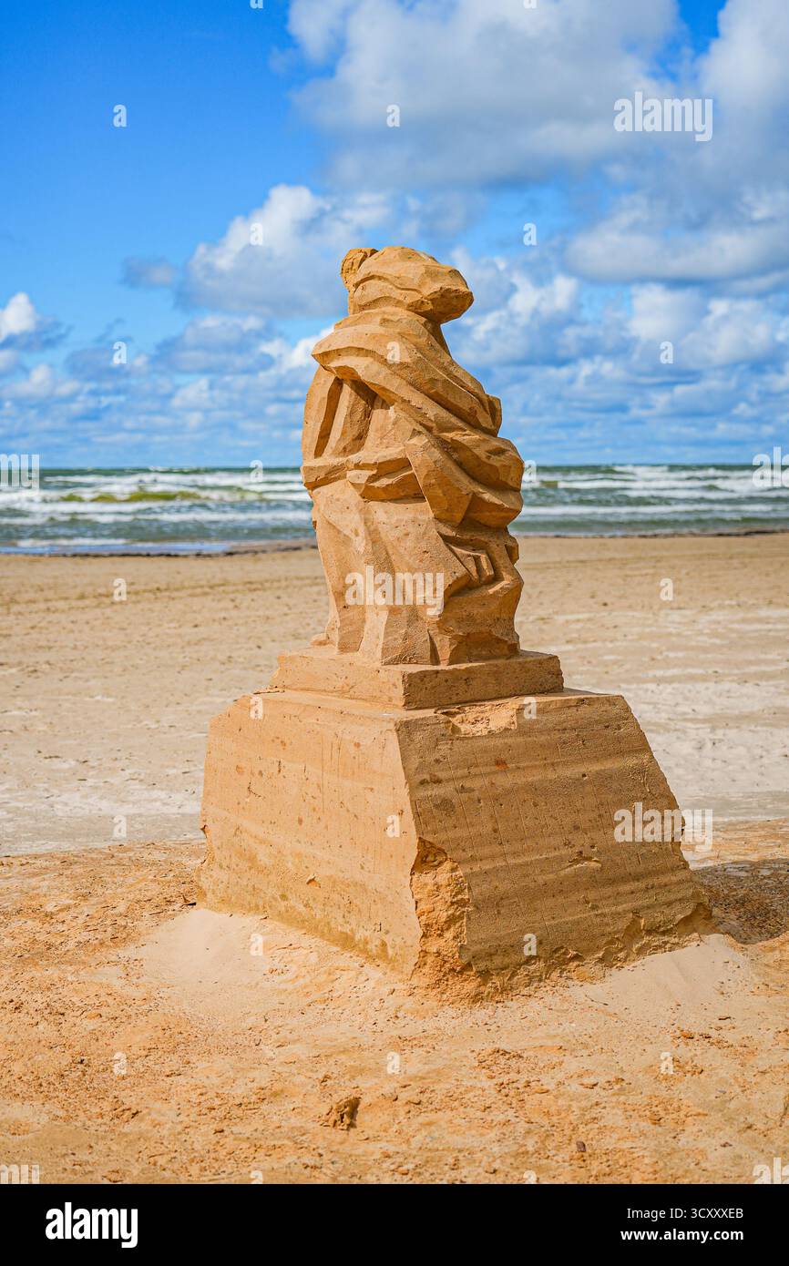 Sculture di sabbia sulla spiaggia di Liepāja sulla costa del Mar Baltico in Lettonia Foto Stock