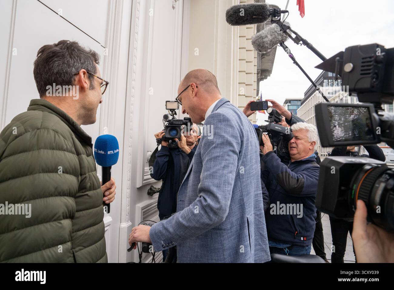Bruxelles, Belgio. 16 ottobre 2025. Il Viceprimo ministro e ministro del bilancio Vincent Van Peteghem arriva a porta chiusa in Rue de la Loi - Wetstraat 16, sede di una riunione di Kern che riunisce alcuni ministri del governo federale, giovedì 16 ottobre 2025 a Bruxelles. Le discussioni si concentrano oggi sul bilancio. BELGA PHOTO MARIUS BURGELMAN credito: Belga News Agency/Alamy Live News Foto Stock