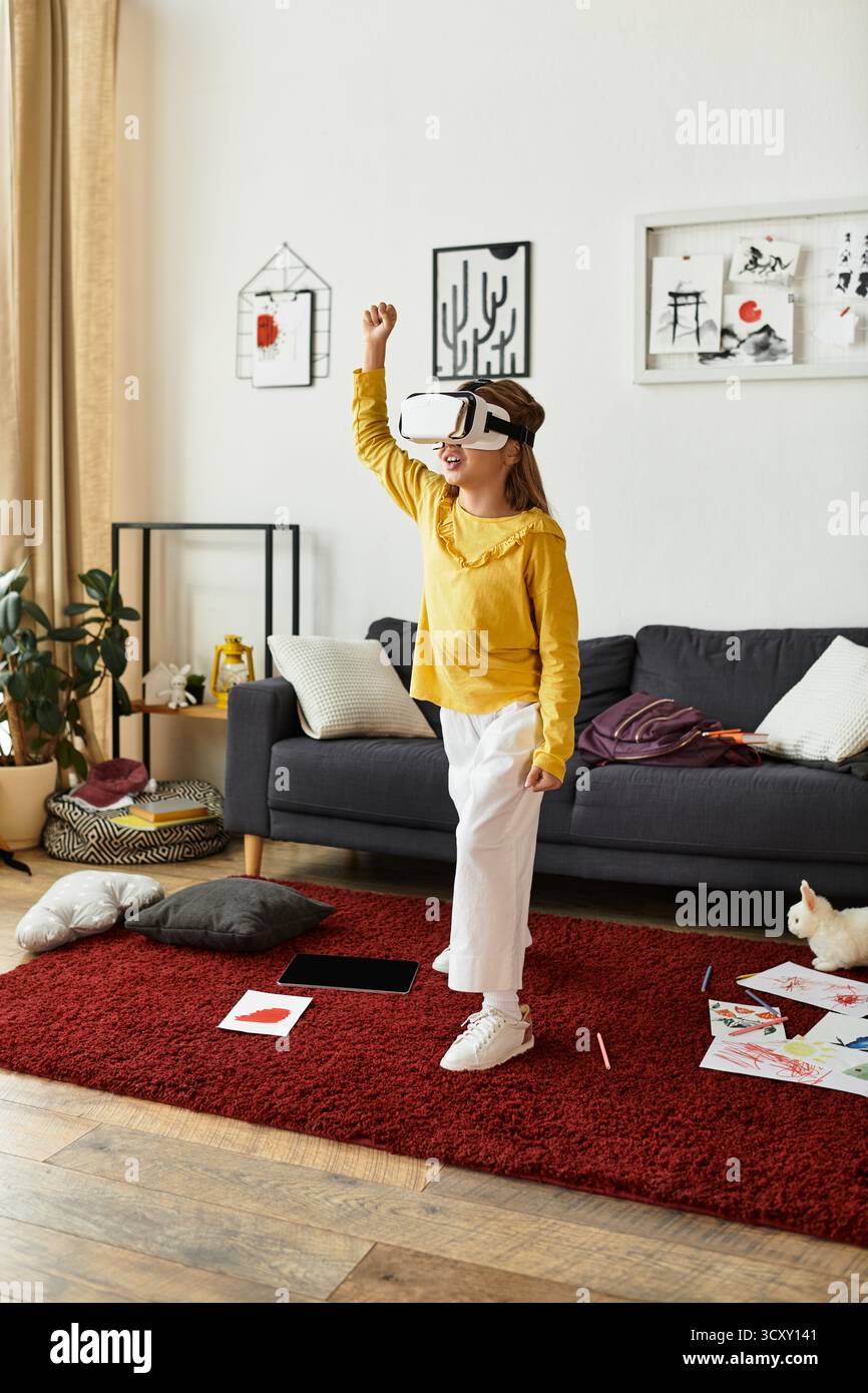 Una ragazza con un visore VR esplora un mondo digitale a casa, gen alpha Foto Stock