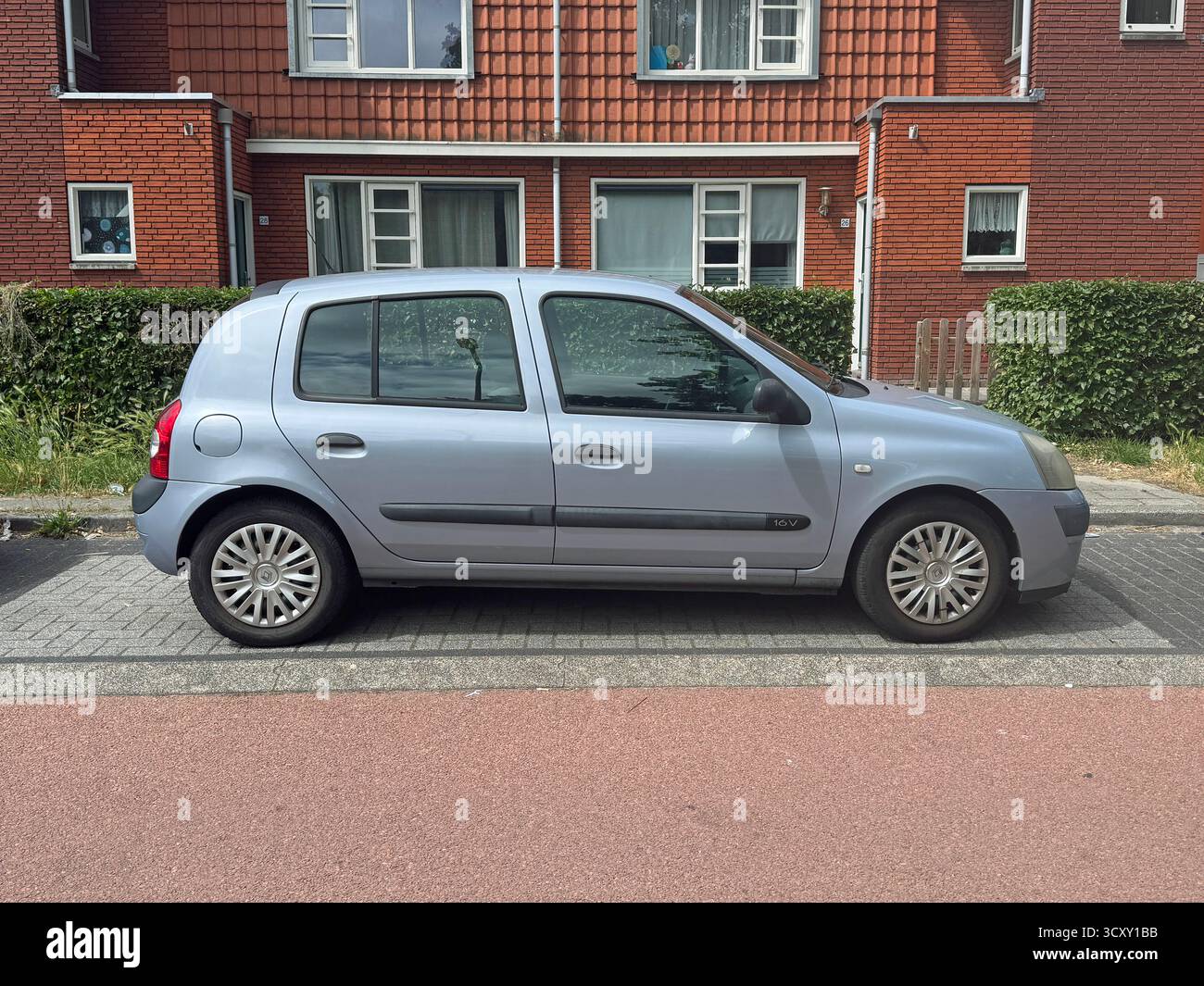 Almere, Paesi Bassi - 25 giugno 2025: Renault Clio parcheggiata in un parcheggio pubblico. Nessuno nel veicolo. Foto Stock