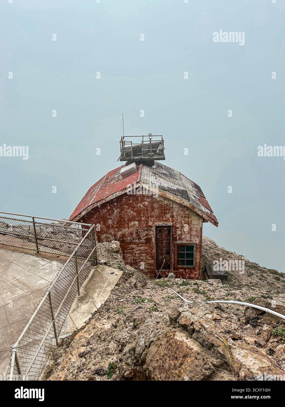 Weathered Lighthouse Building a Fog – Point Reyes, California - Immagine stock catturata con smartphone