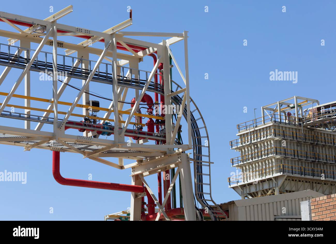 Corrosione del telaio in metallo del rivestimento del gantry per attività estrattive, attrezzature pesanti per la sicurezza nell'industria mineraria Foto Stock