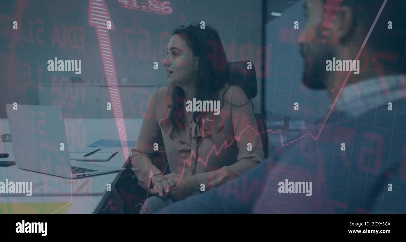 Presentazione dei dati di mercato, donna che indossa una camicetta nella sala conferenze, con sedie da tavolo per notebook Foto Stock