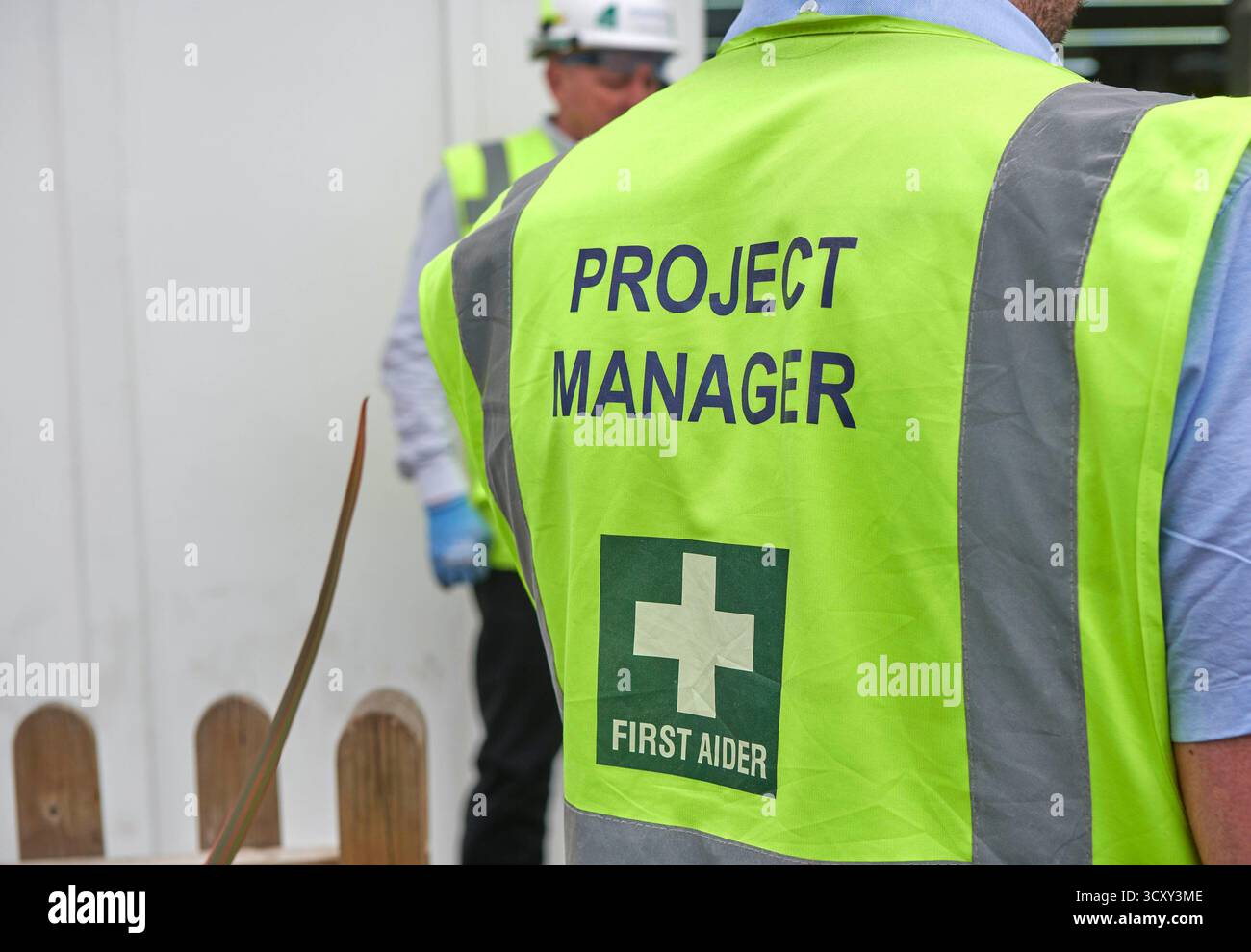 Etichetta Project Manager su un giubbotto ad alta visibilità in un cantiere nel Regno Unito Foto Stock