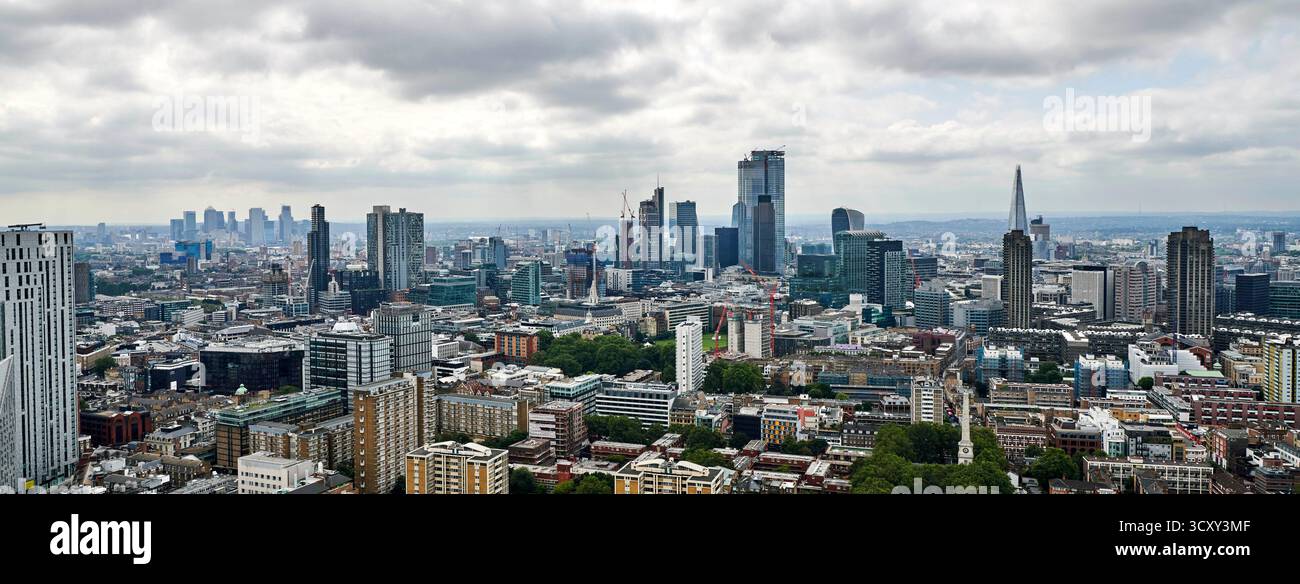 Lo skyline della City of London è stato girato da nord, mostrando alti edifici per uffici, nel sud-est dell'Inghilterra, Regno Unito Foto Stock