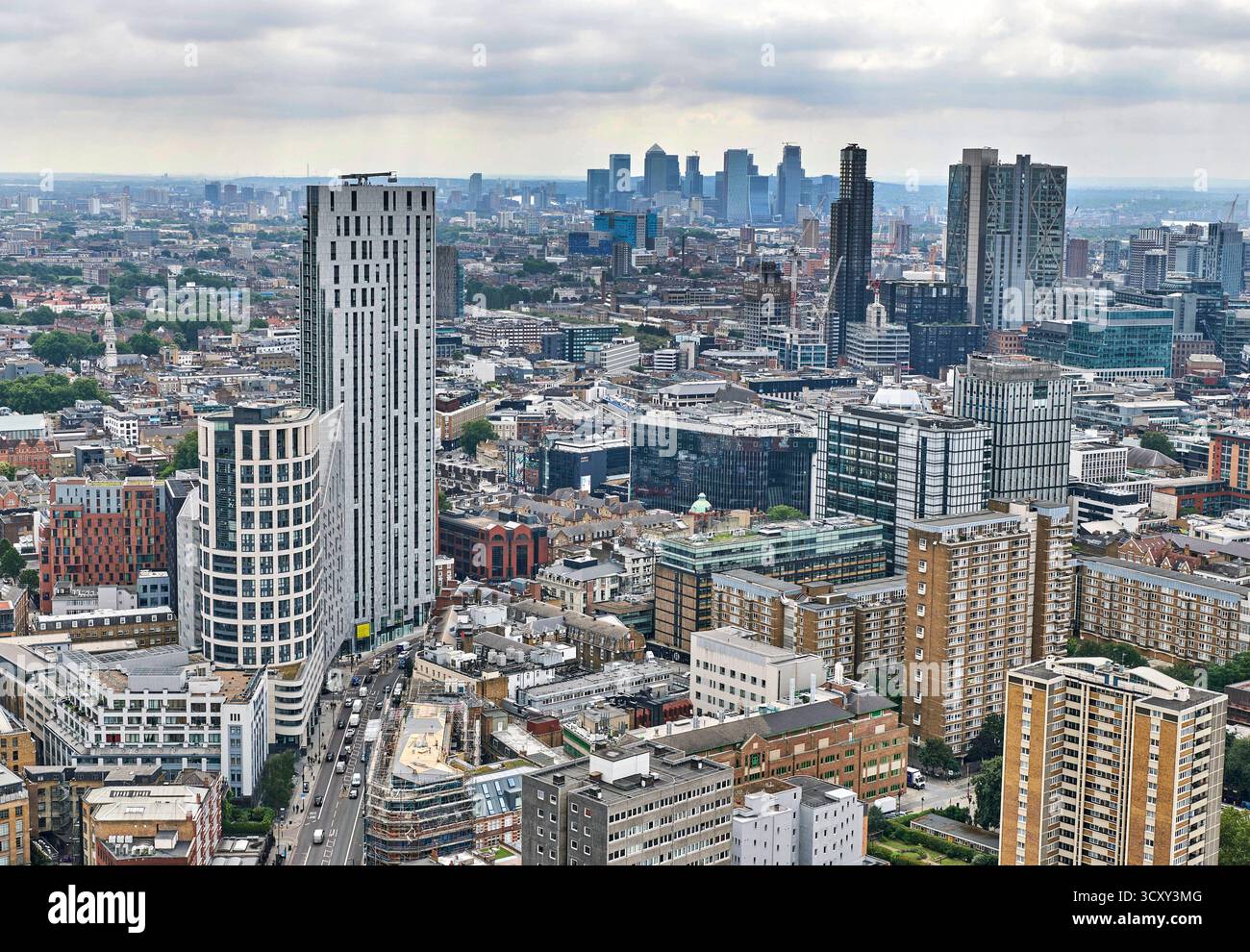 Lo skyline della City of London è stato girato da nord, mostrando alti edifici per uffici, nel sud-est dell'Inghilterra, Regno Unito Foto Stock