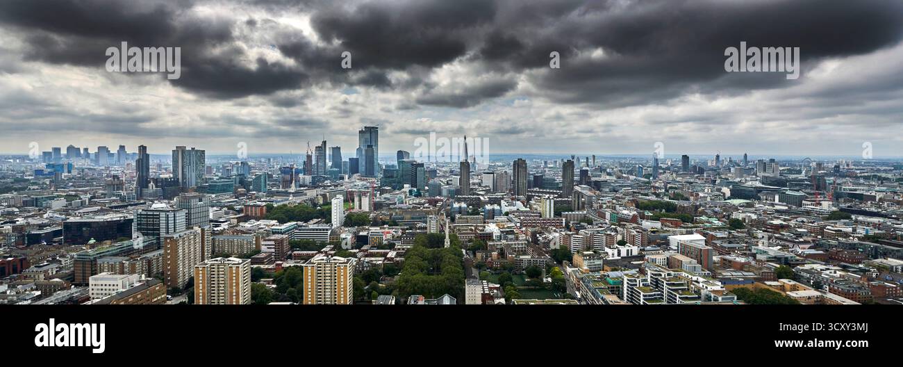 Lo skyline della City of London è stato girato da nord, mostrando alti edifici per uffici, nel sud-est dell'Inghilterra, Regno Unito Foto Stock