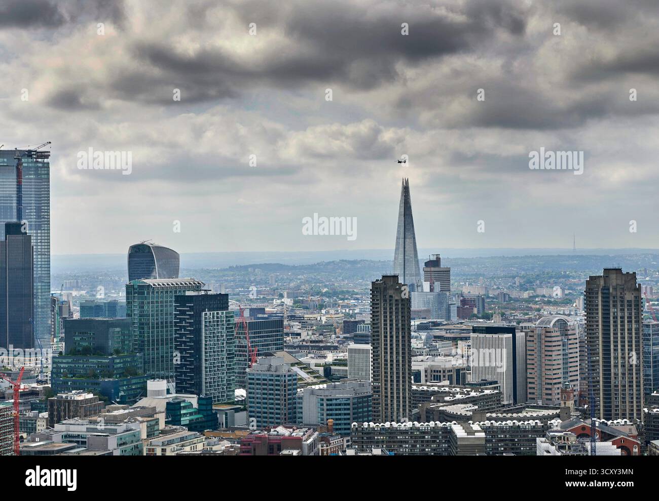 Lo skyline della City of London è stato girato da nord, mostrando alti edifici per uffici, nel sud-est dell'Inghilterra, Regno Unito Foto Stock